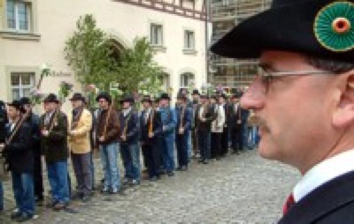 Bürgerwehr mit Leutnant vor dem Rathaus