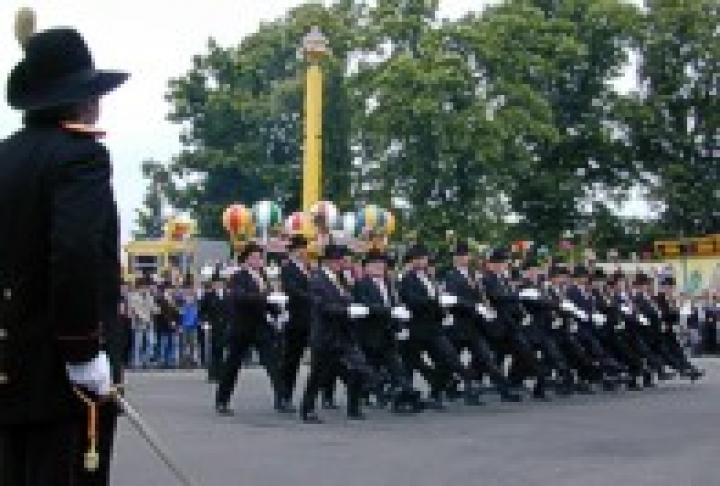 Parademarsch auf dem Festplatz